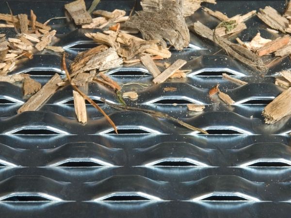 A lot of saw dust is placed on the expanded metal drying plate.