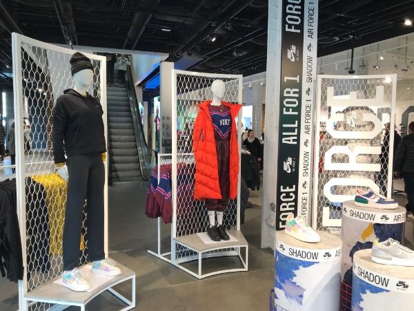 Plastic models are standing in front of the white expanded metal show shelves.