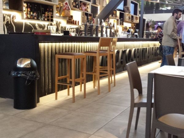 Special-shaped decorative expanded metal is installed on the bar counter.